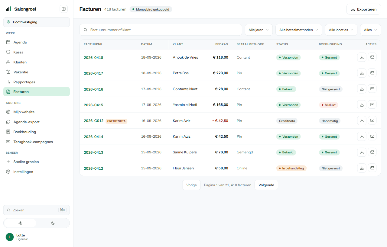 De factuurlijst met bedragen en betaalstatus per klant